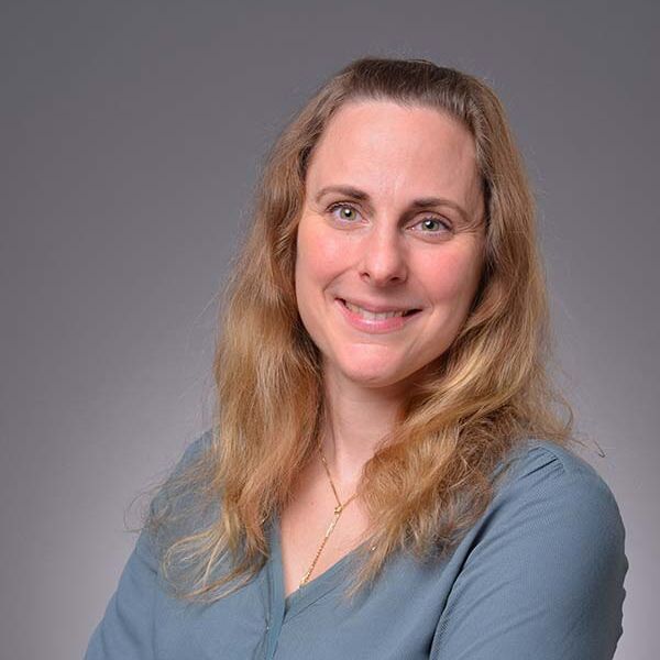 Professionelles Foto von Jasmin Grießer, sozialpädagogische Begleitung beim IBB, die freundlich lächelnd in die Kamera sieht.