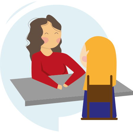 eine Frau, die an einem Tisch sitzt und ihr gegenüber eine andere Frau