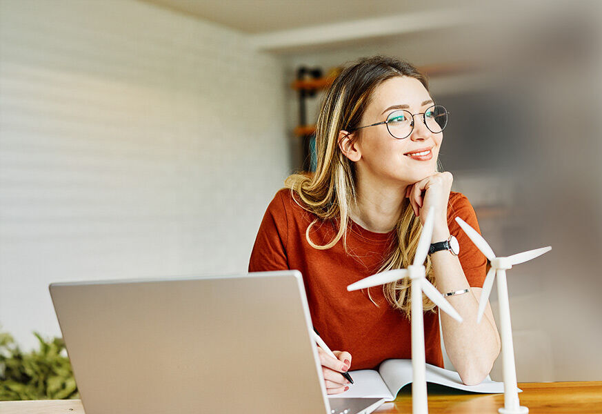 eine Frau sitzt an einem Schreibtisch mit einem Laptop