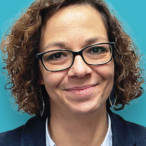 eine Frau mit Brille und blauem Hintergrund