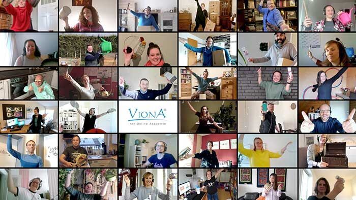 eine Gruppe von Menschen in Videokacheln