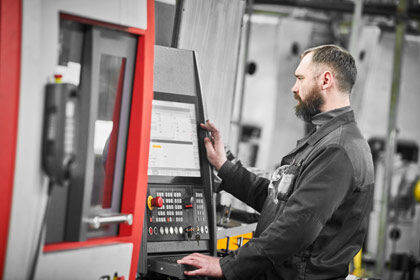 ein Mann, der an einer Maschine arbeitet