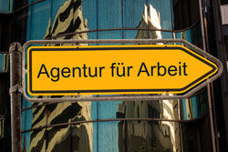 ein Zeichen, das auf ein Gebäude hinweist