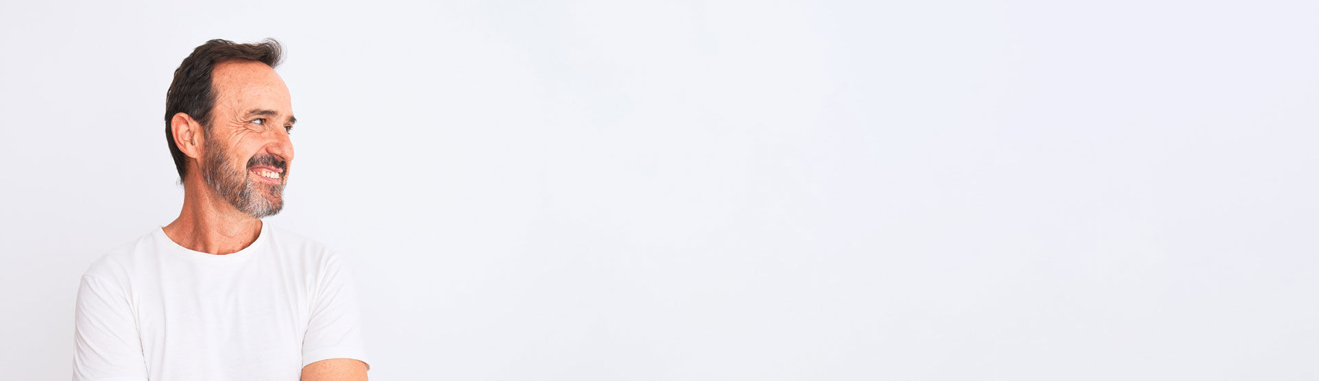 ein Mann mit einem weißen Hemd und einem weißen Hemd