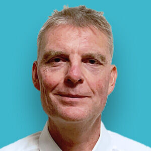 ein Mann in einem weißen Hemd und Krawatte